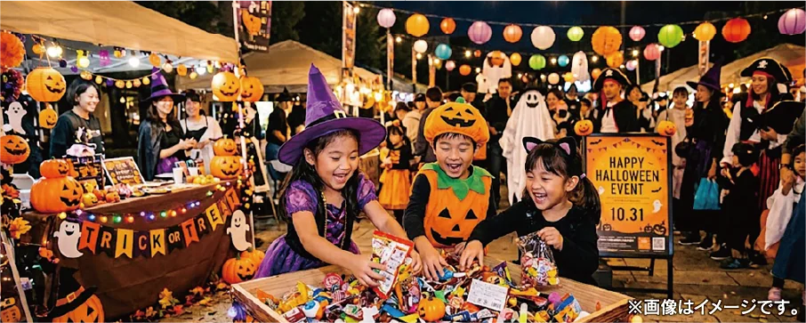 ハロウィンのお菓子つかみどりを楽しむ子どもたち